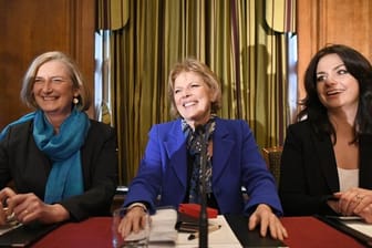 Die britischen Tory-Politikerinnen Sarah Wollaston (l-r), Anna Soubry und Heidi Allen auf einer Pressekonferenz in London.