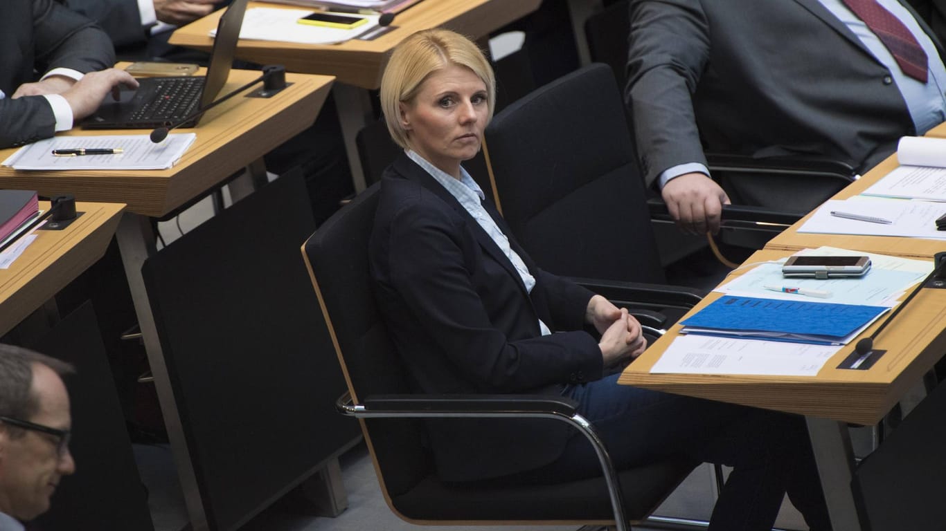 Ein seltenes Bild – Jessica Bießmann bei einer Sitzung im Abgeordnetenhaus 2017: Die AfD-Politikerin lässt sich dort seit November 2018 nicht mehr blicken. Die 6.500 Euro für ihre Abgeordnetentätigkeit kassiert sie weiterhin.