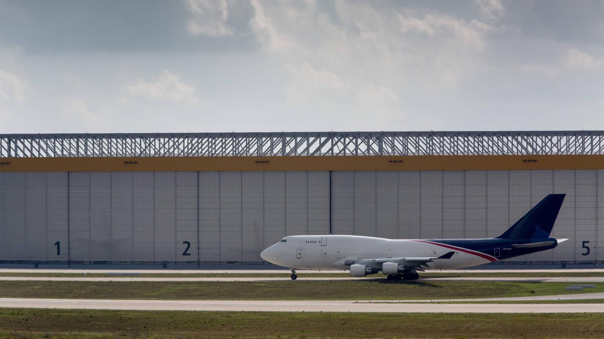 Eine Boeing 747 in Leipzig: Auf dem Flughafen musste eine amerikanische Militärmaschine notlanden. Eine Boeing 747 in Leipzig: Auf dem Flughafen musste eine amerikanische Militärmaschine notlanden.