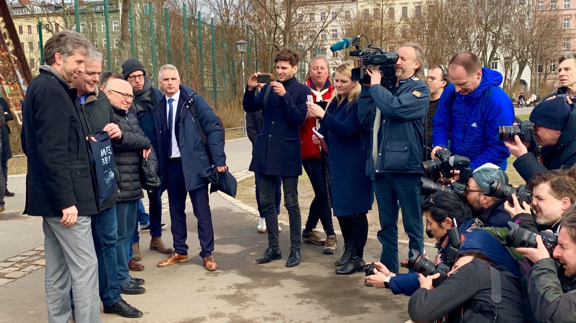 Tübinger Bürgermeister in Berlin: Palmer lässt sich fotografieren.