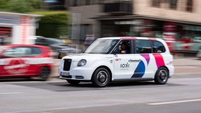 Nimm mich mit: Als Alternative oder Ergänzung etwa zum eigenen Auto oder dem ÖPNV bieten einige Unternehmen wie etwa Ioki sogenanntes Ridesharing an.