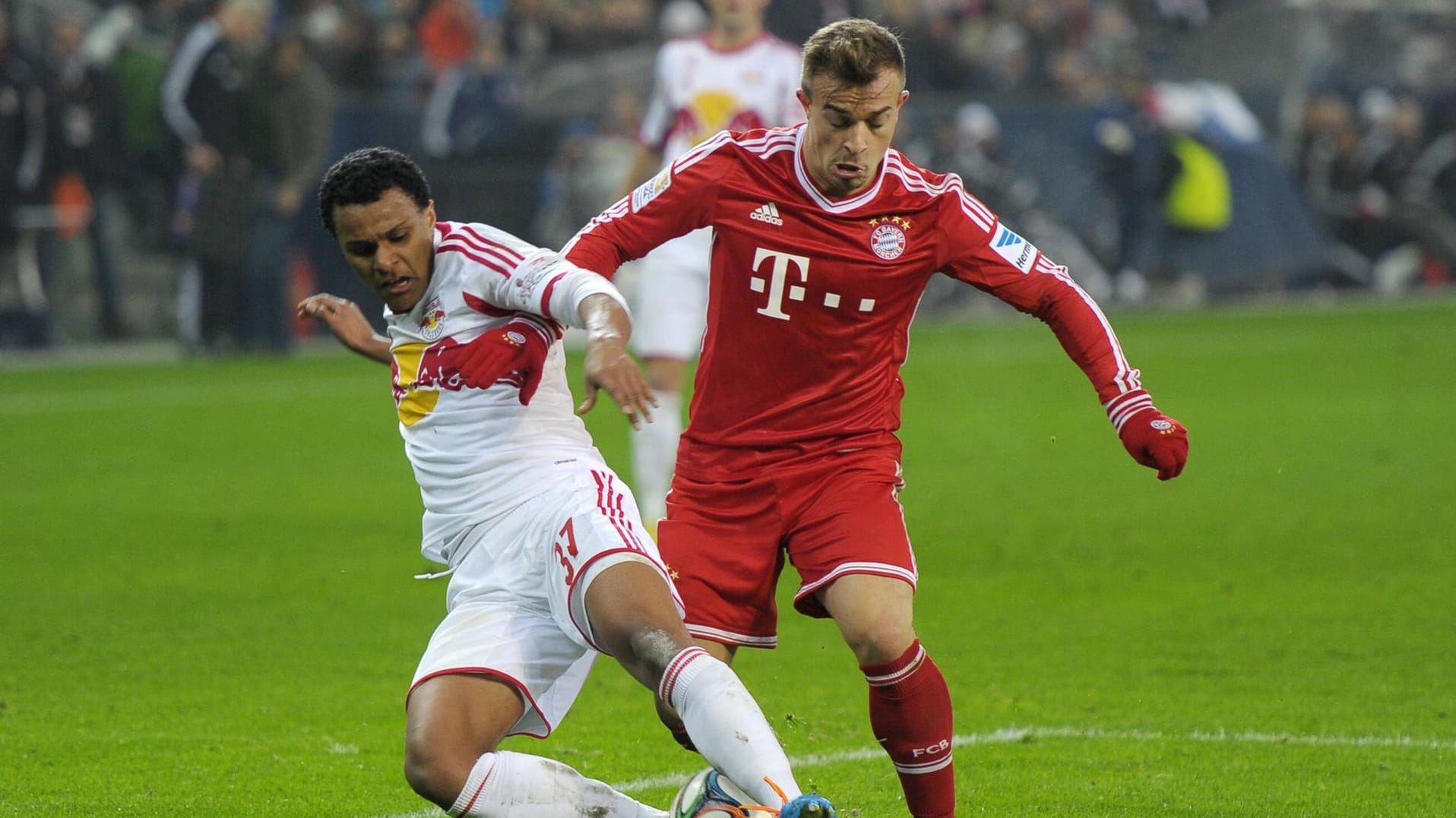 Valentino Lazaro (l.) im Zweikampf mit Xherdan Shaqiri beim Testspiel im Januar 2014.