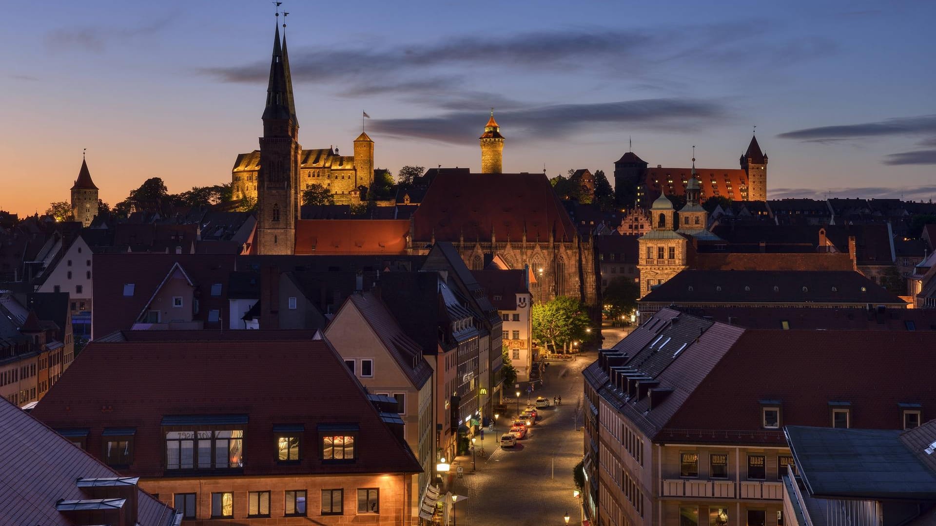 Nürnberg in der Abenddämmerung: In Bayern sind Staatsanwaltschaft und Polizei auf Ausläufer des "Russischen Waschsalons" gestoßen.