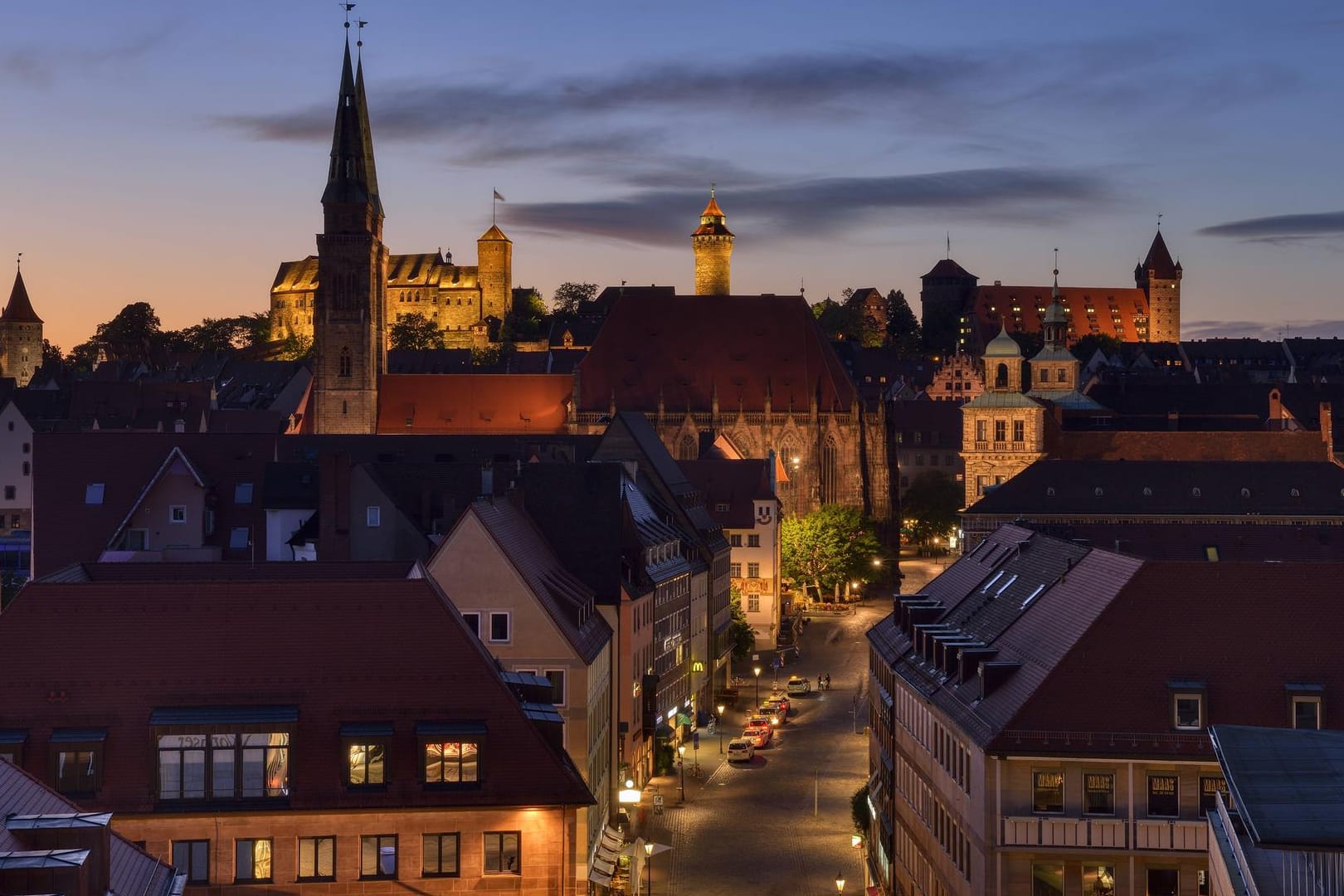 Nürnberg in der Abenddämmerung: In Bayern sind Staatsanwaltschaft und Polizei auf Ausläufer des "Russischen Waschsalons" gestoßen.