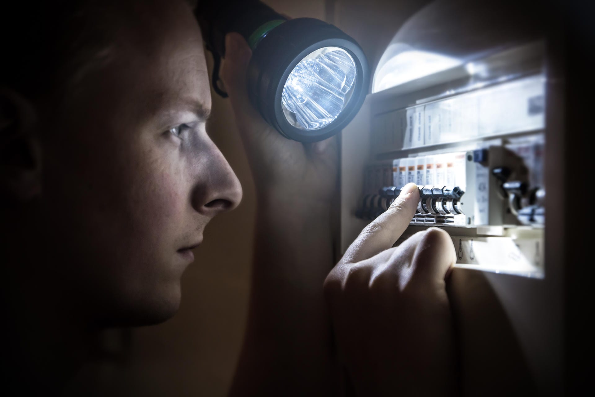 Blick in den Sicherungskasten: Bei einem Stromausfall ist es gut, eine Taschenlampe im Haus zu haben.