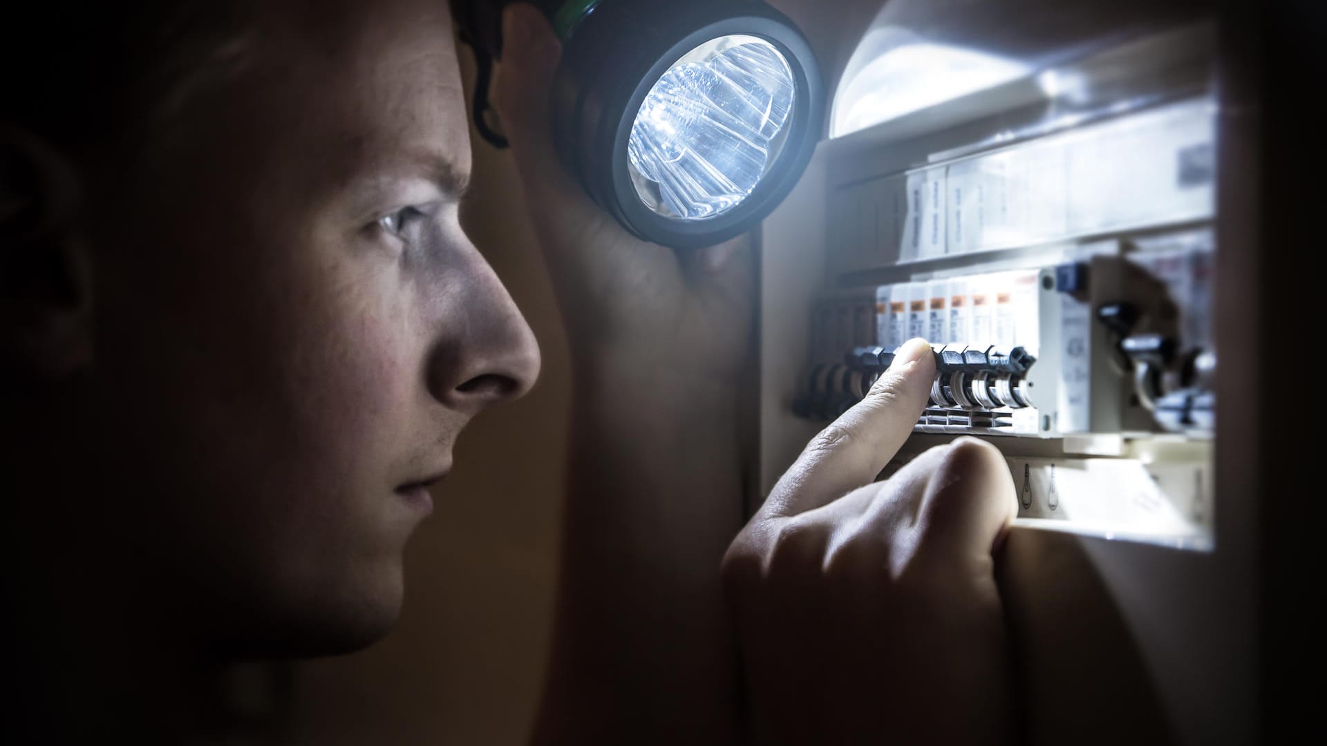 Blick in den Sicherungskasten: Bei einem Stromausfall ist es gut, eine Taschenlampe im Haus zu haben.