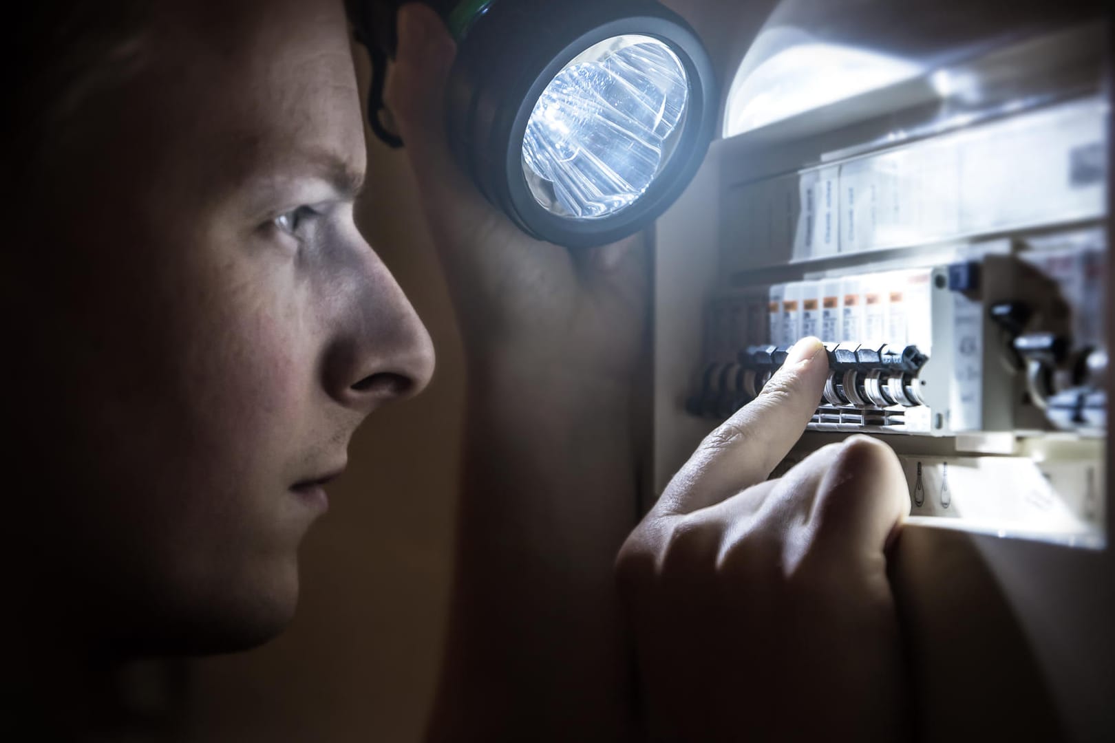 Blick in den Sicherungskasten: Bei einem Stromausfall ist es gut, eine Taschenlampe im Haus zu haben.