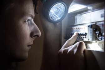 Blick in den Sicherungskasten: Bei einem Stromausfall ist es gut, eine Taschenlampe im Haus zu haben.