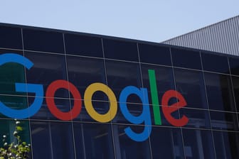 Google-Logo am Hauptgebäude: Mikrofon verschwiegen