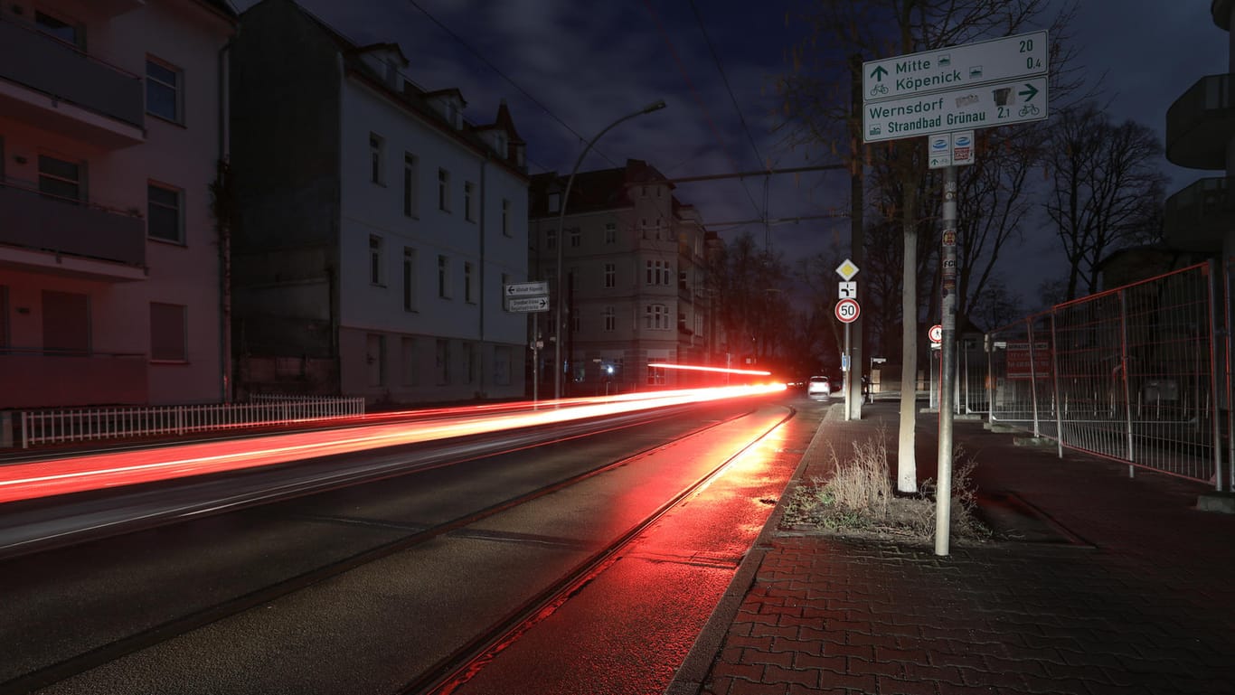 Aufgrund eines Stromausfalls ist die Straßenbeleuchtung im Stadtteil Köpenick nicht im Betrieb. Bei 31 000 Haushalten und 2000 Gewerbebetrieben in Berlin ist der Strom ausgefallen.