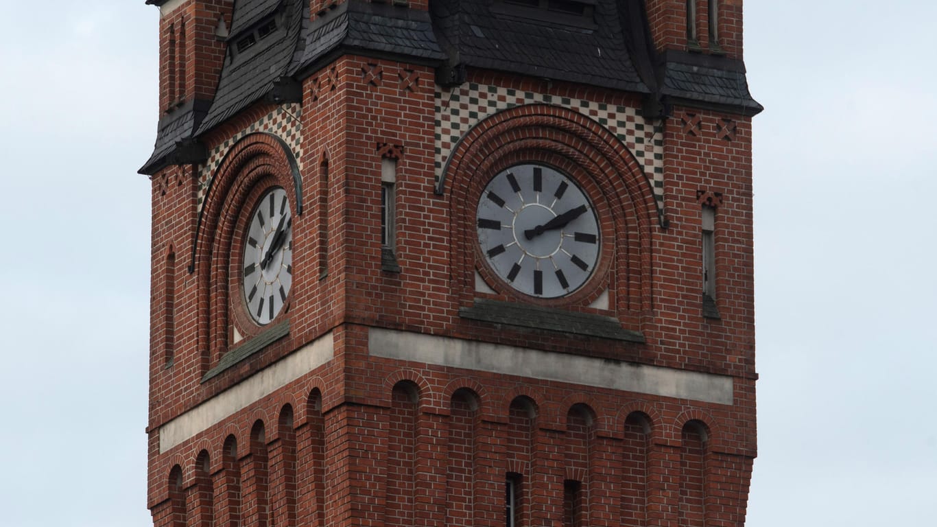 Die Turmuhr am Rathaus in Berlin-Köpenick steht noch immer auf 14.10 Uhr. Zu dieser Zeit brach am 19. Februar die Stromversorgung in großen Teilen von Berlin-Köpenick zusammen.