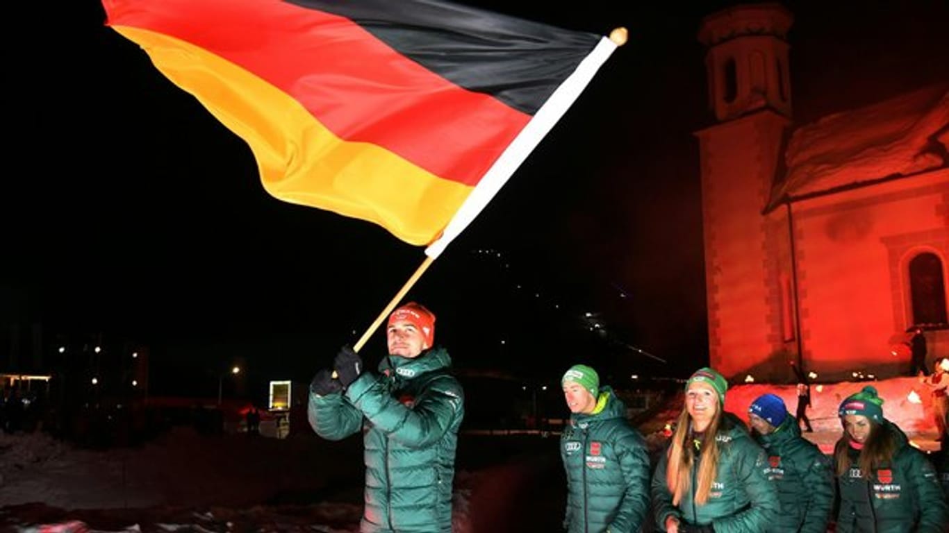 Kombinierer Johannes Rydzek trägt während der Eröffnungsfeier der Nordischen Ski-WM die deutsche Fahne.