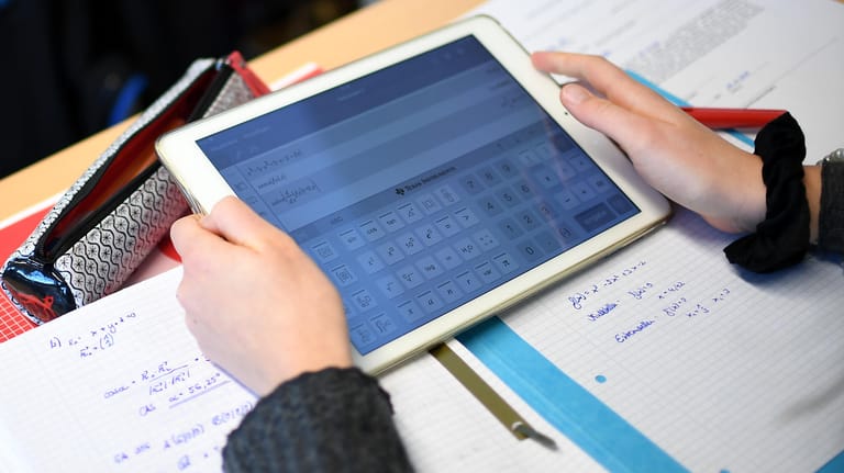 Ein Schüler mit einem Tablet-PC: Deutschlands Schulen sollen eine bessere technische Ausstattung bekommen.
