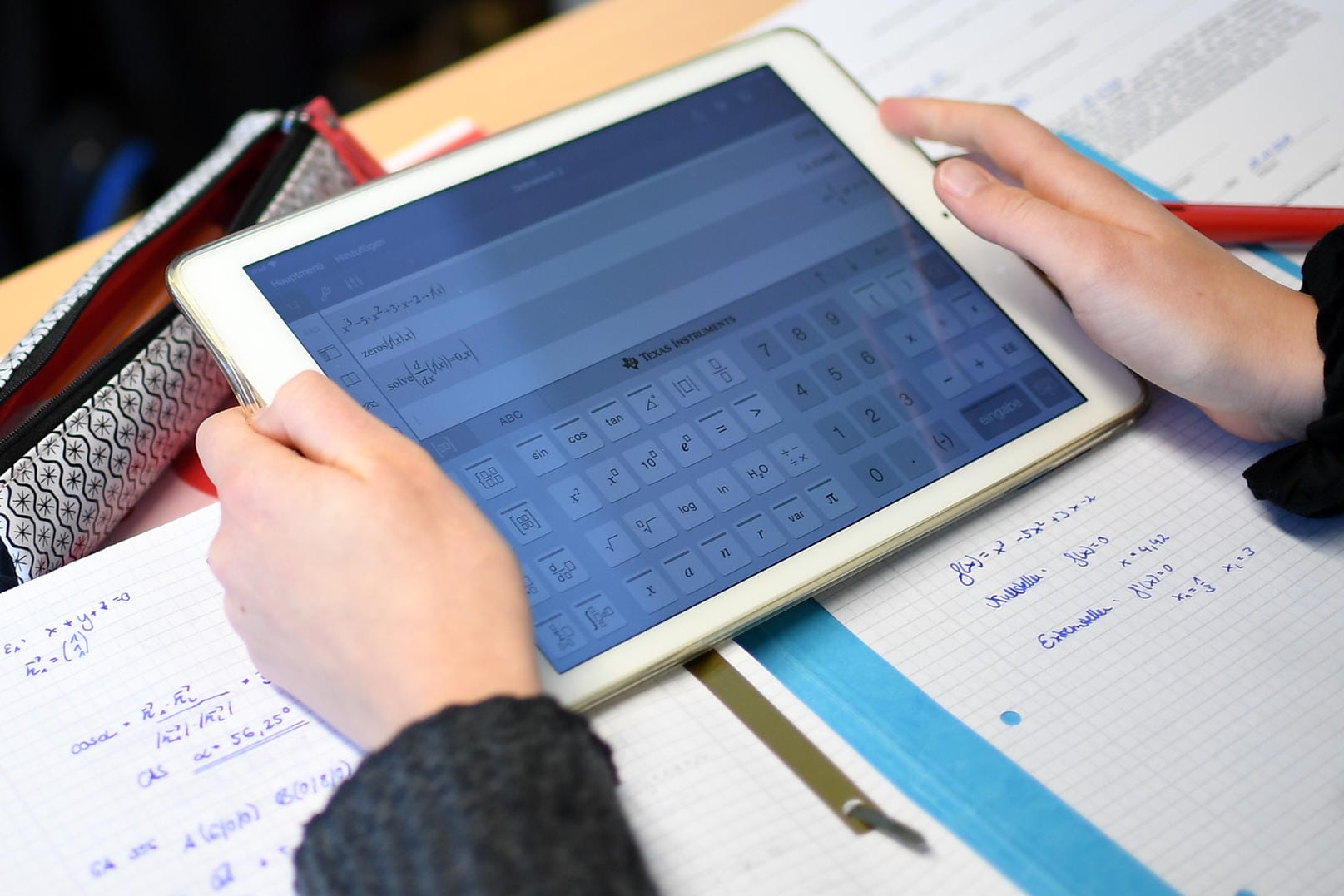 Ein Schüler mit einem Tablet-PC: Deutschlands Schulen sollen eine bessere technische Ausstattung bekommen.