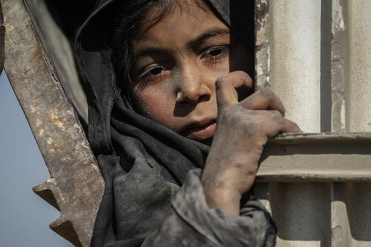 Ein Kind fährt auf einem Lastwagen, der Zivilisten und Familienangehörige von IS-Kämpfern aus der letzten Bastion der Terrormiliz im ostsyrischen Baghus in ein Zwischenlager bringt.