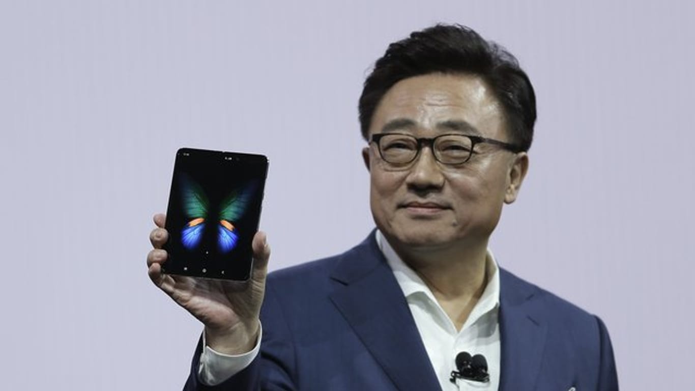 Dong-Jin Koh, Chef von Samsungs Mobilfunksparte, präsentiert in San Francisco das neue Klapp-Smartphone Galaxy Fold.
