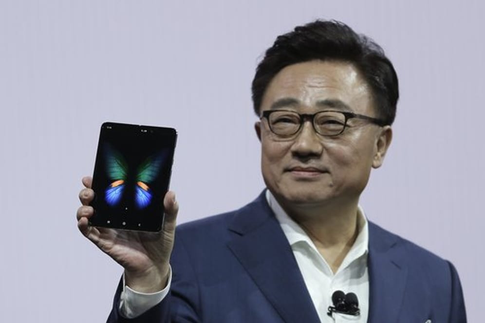 Dong-Jin Koh, Chef von Samsungs Mobilfunksparte, präsentiert in San Francisco das neue Klapp-Smartphone Galaxy Fold.