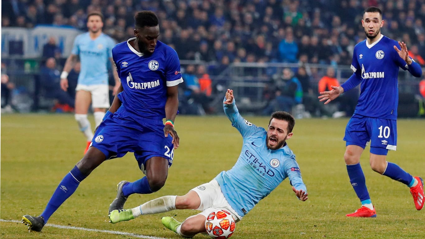 Voller Einsatz auf Schalke: Salif Sané (l.) gegen Bernardo Silva.