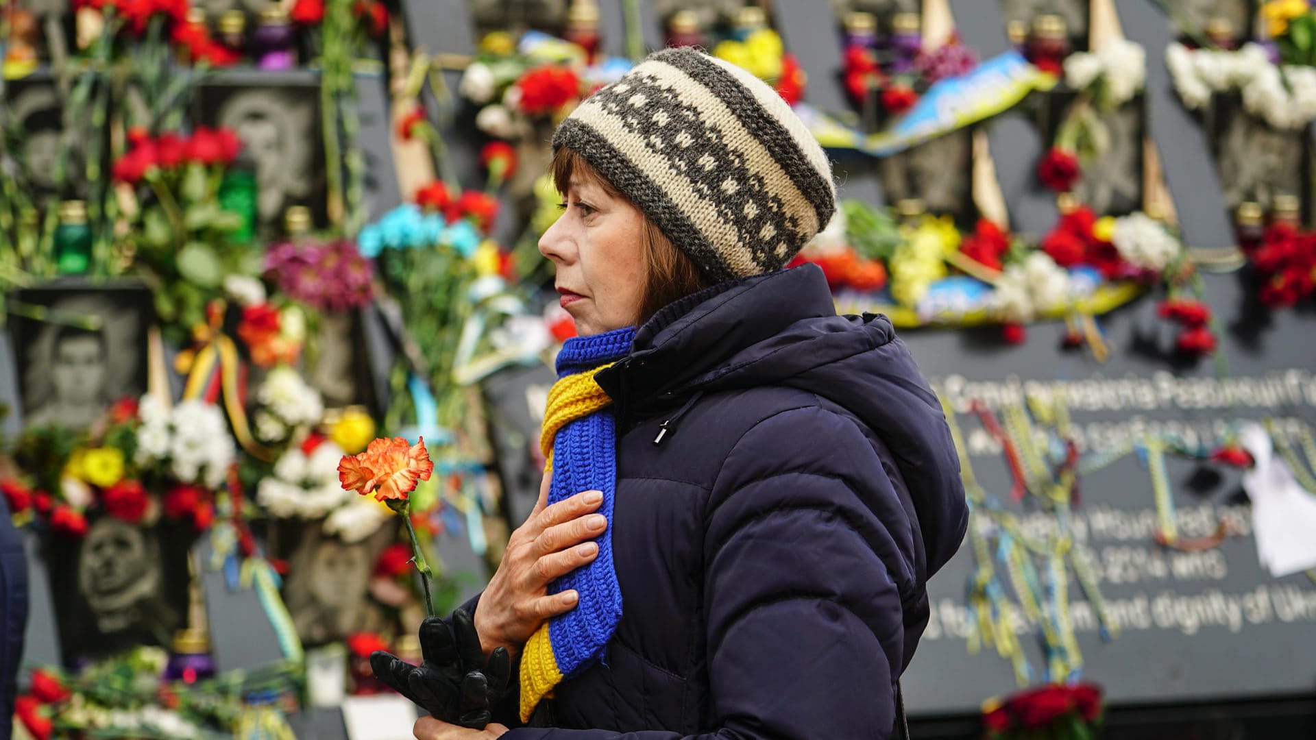 Gedenken an Menschen die vor fünf Jahren in der Ukraine ihr Leben verloren: Mehr als 100 Menschen starben damals auf dem Unabhängigkeitsplatz, dem Maidan.