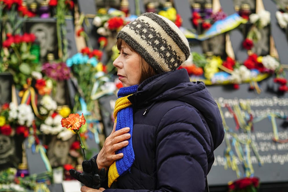 Gedenken an Menschen die vor fünf Jahren in der Ukraine ihr Leben verloren: Mehr als 100 Menschen starben damals auf dem Unabhängigkeitsplatz, dem Maidan.