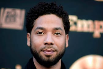 Jussie Smollett: Eine angebliche Attacke gegen den offen schwulen, afroamerikanischen Schauspieler hatte Ende Januar für Empörung gesorgt.