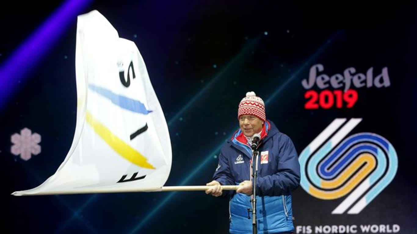 Eröffnungsfeier der Nordischen Ski-WM: ÖSV-Chef Peter Schröcksnadel schwenkt die Fahne des Weltskiverbandes.