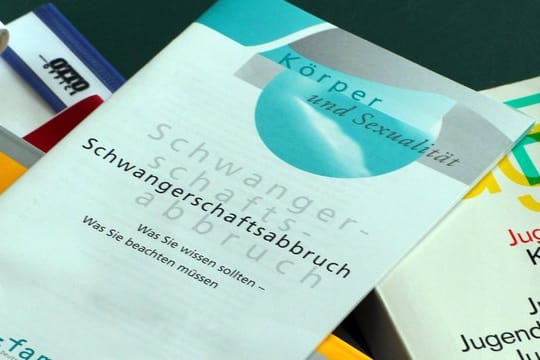 Ein Flyer zum Thema Schwangerschaftsabbruch (Symbolfoto): Radikale haben in Dortmund vor einer Klinik protestiert.