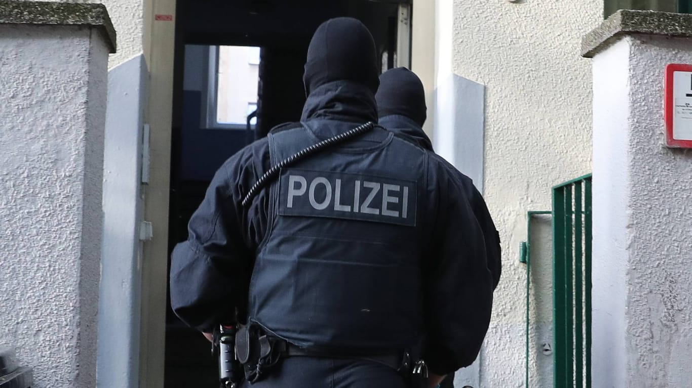 Razzien in Hessen und NRW (Archivbild): Die Polizei hat am Morgen Wohnungen mutmaßlicher Islamisten durchsucht.