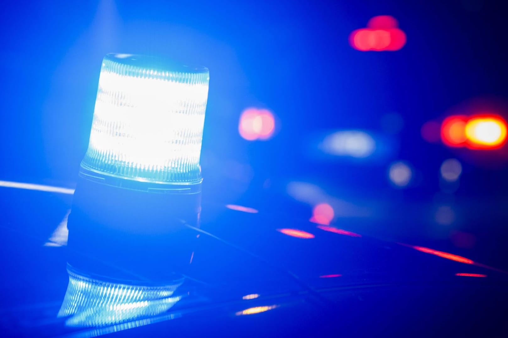 Blaulicht (Symbolfoto): Der Vater fand das Mädchen schwer verletzt. Im Krankenhaus verstarb es dann.