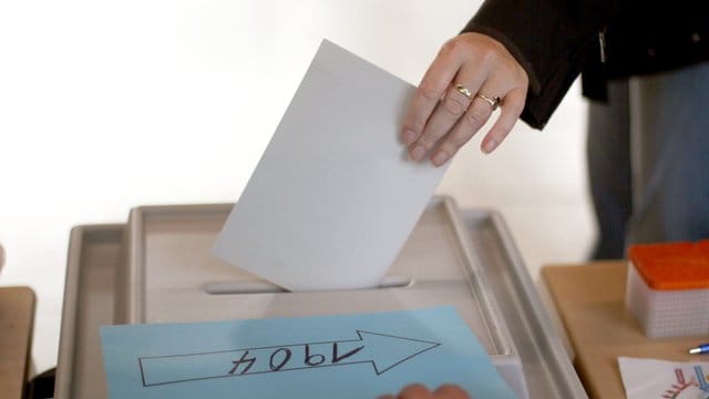 Der Zweite Senat monierte einen Verstoß gegen den Grundsatz der Allgemeinheit der Wahl nach Artikel 38. Der Zweite Senat monierte einen Verstoß gegen den Grundsatz der Allgemeinheit der Wahl nach Artikel 38.