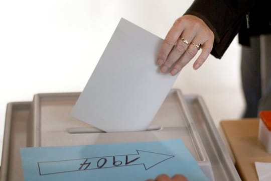 Der Zweite Senat monierte einen Verstoß gegen den Grundsatz der Allgemeinheit der Wahl nach Artikel 38.