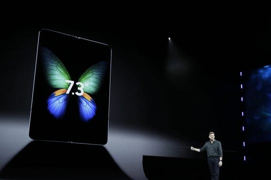Justin Denison, Vizepräsident der mobilen Produktentwicklung von Samsung, präsentiert das neue Samsung Galaxy Fold.