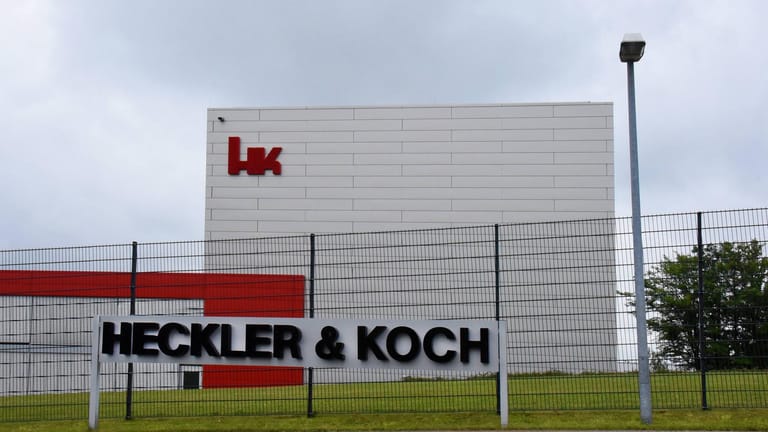 Heckler & Koch in Oberndorf: Im Prozess gegen fünf ehemalige Mitarbeiter des Waffenherstellers ist nun ein Urteil gefällt worden.