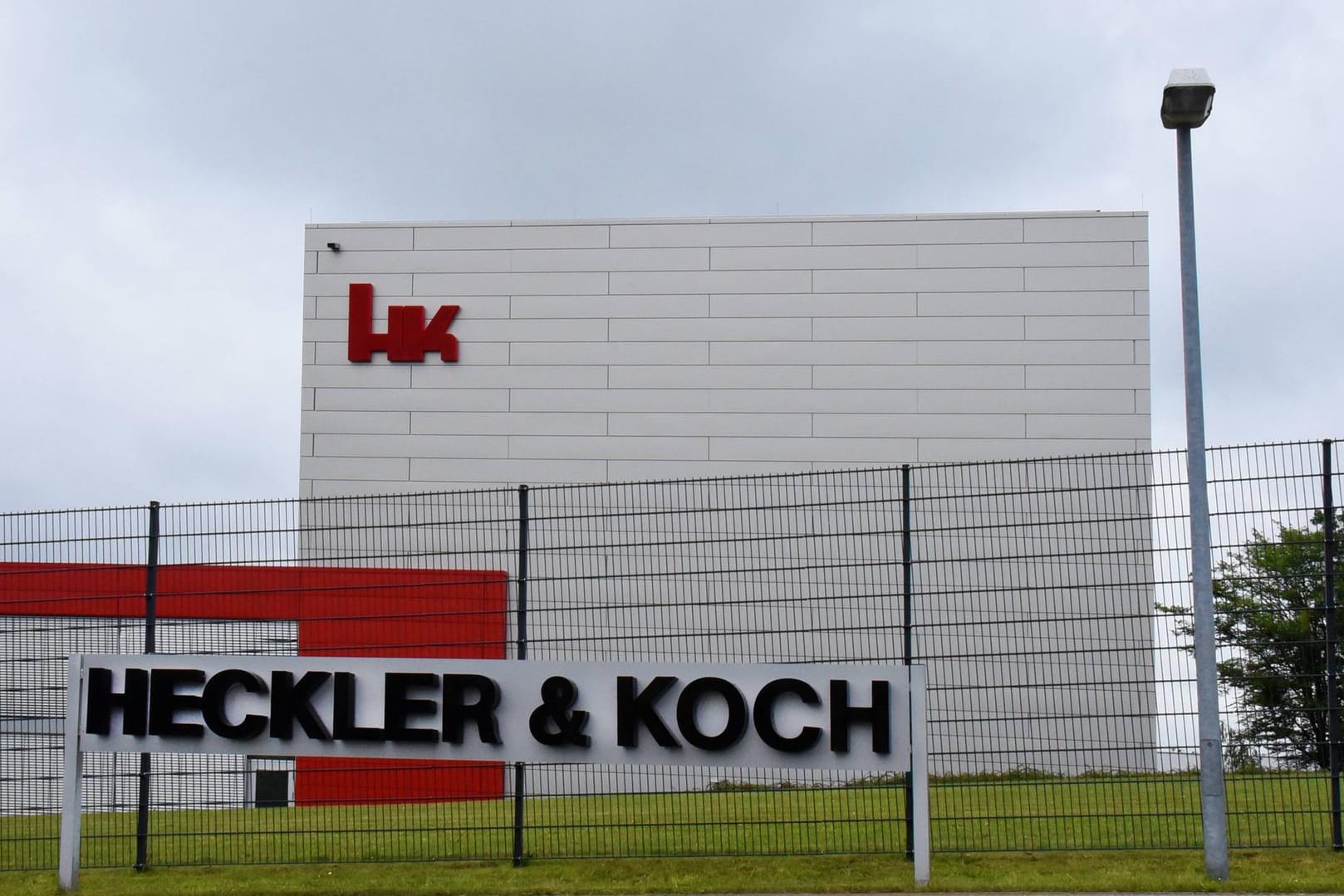 Heckler & Koch in Oberndorf: Im Prozess gegen fünf ehemalige Mitarbeiter des Waffenherstellers ist nun ein Urteil gefällt worden.