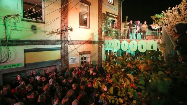 Die Band Fettes Brot tritt bei einem Solidaritätskonzert für den Erhalt des alteingesessenen Werkshofs "Bernie" auf. Die Band Fettes Brot tritt bei einem Solidaritätskonzert für den Erhalt des alteingesessenen Werkshofs "Bernie" auf.