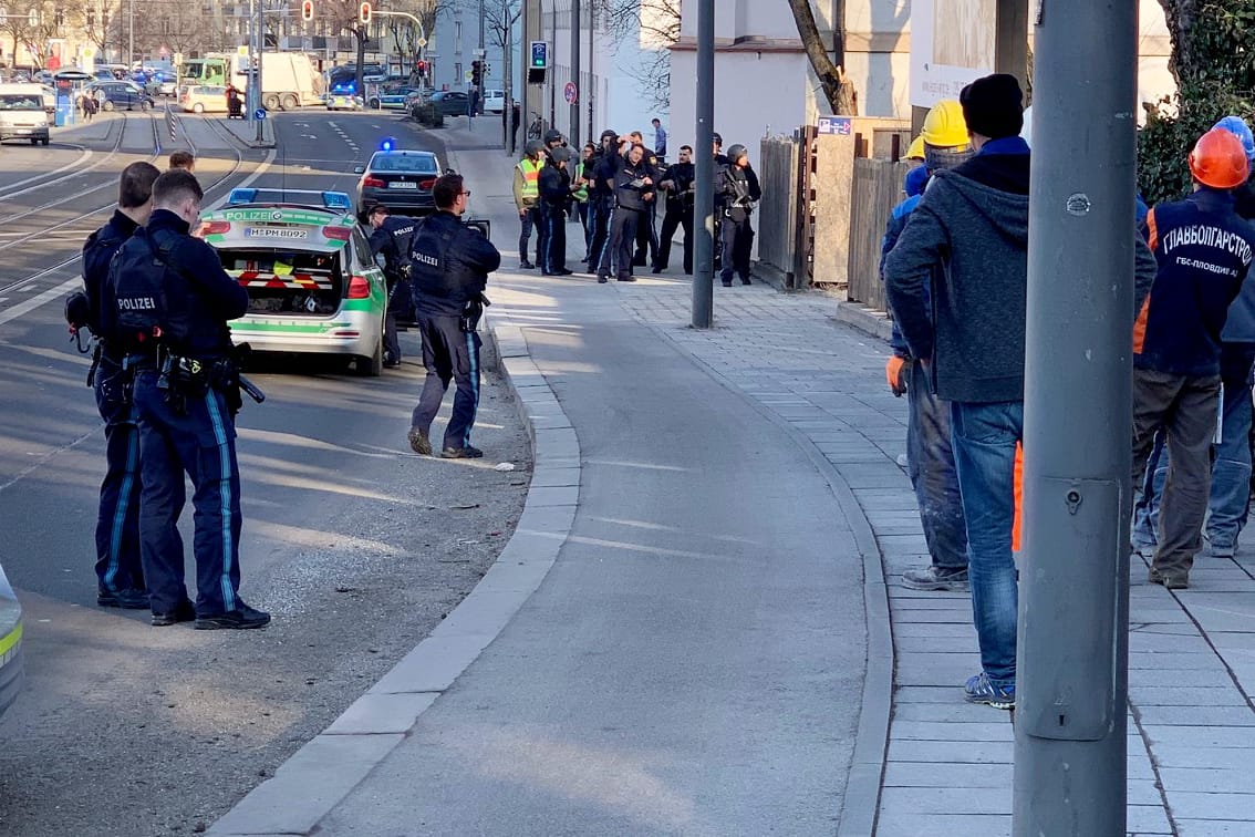 München: Polizisten stehen an einer Einsatzstelle im Stadtteil Au.