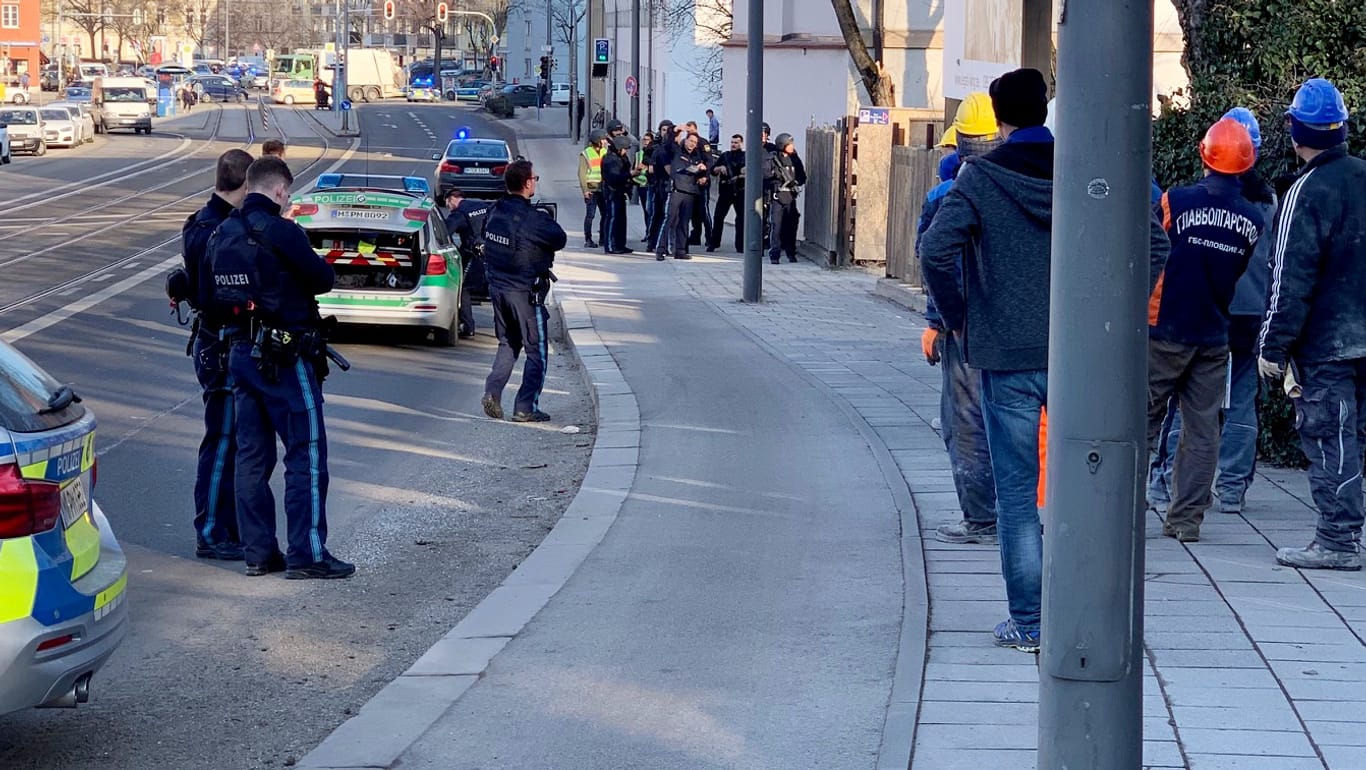 München: Polizisten stehen an einer Einsatzstelle im Stadtteil Au.