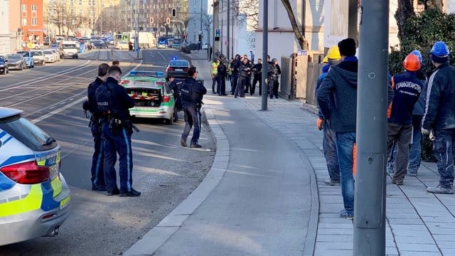 Polizisten stehen an der Einsatzstelle im Stadtteil Au.