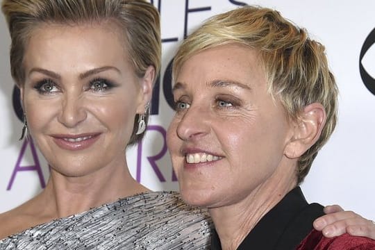 Portia de Rossi und Ellen DeGeneres während einer Preisverleihung.