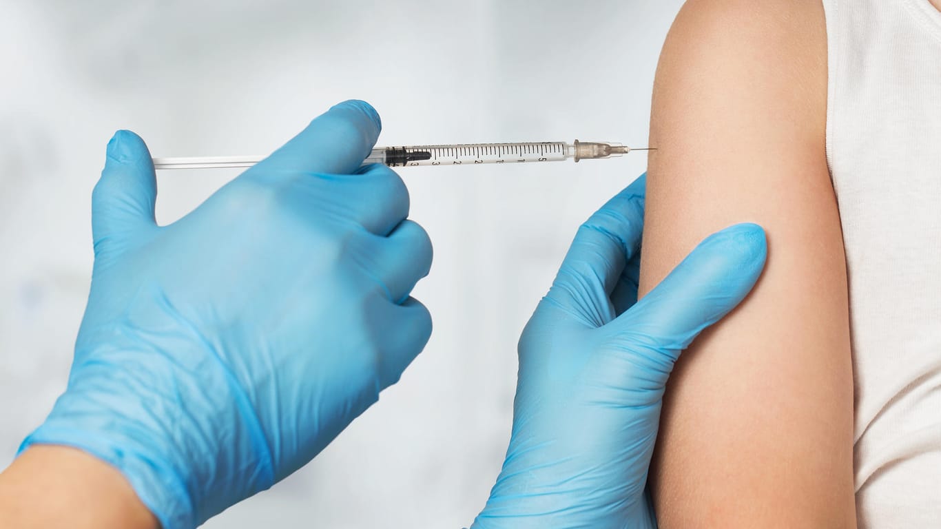 Impfung bei einem Kind: Bisher können in Deutschland die Eltern entscheiden, ob ein Kind geimpft wird.