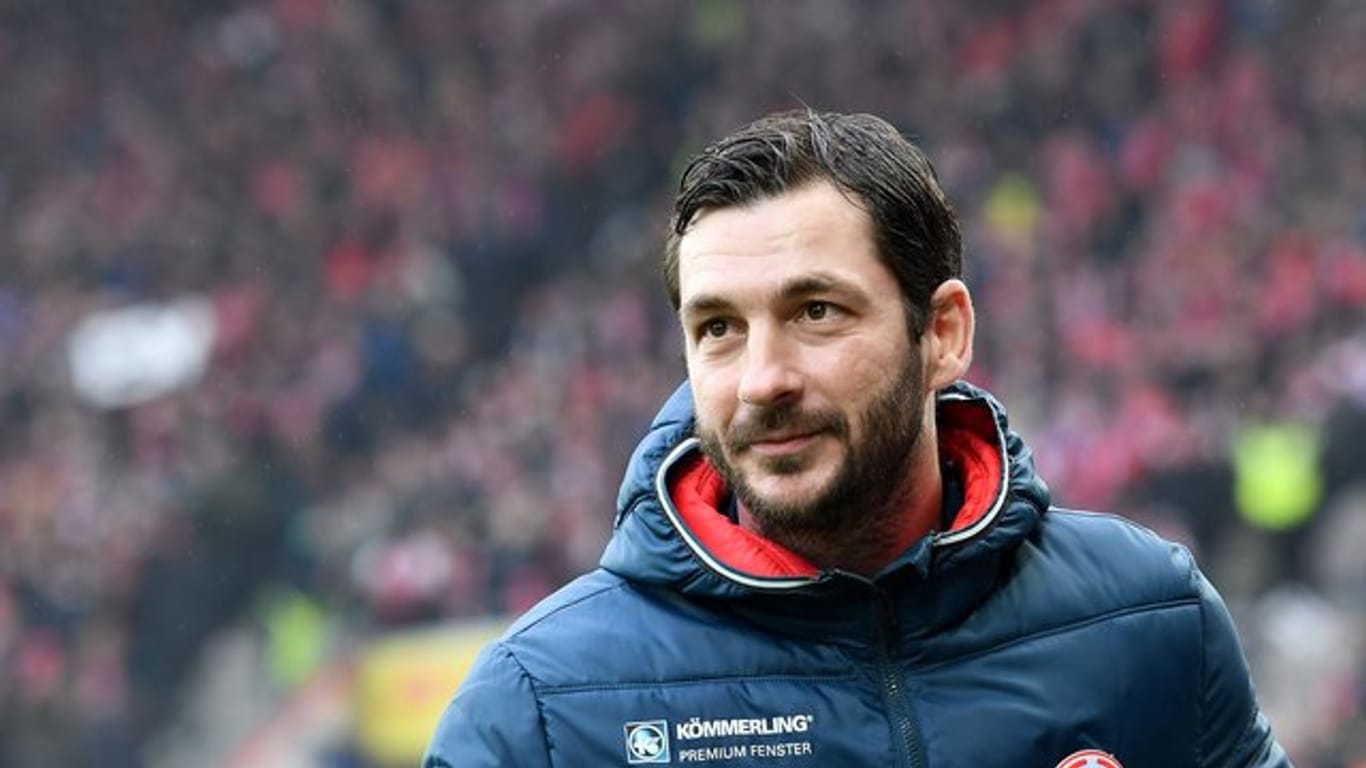 Der Mainzer Trainer Sandro Schwarz verlängerte vorzeitig seinen Vertrag.