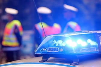 Polizeieinsatz in Paderborn (Symbolbild): Eine 19-Jährige ist in der Innenstadt mit einem Messer angegriffen worden.
