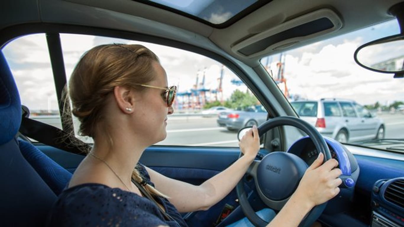 Besserer Durchblick: Eine Sonnenbrille zum Autofahren darf nicht zu dunkel sein.