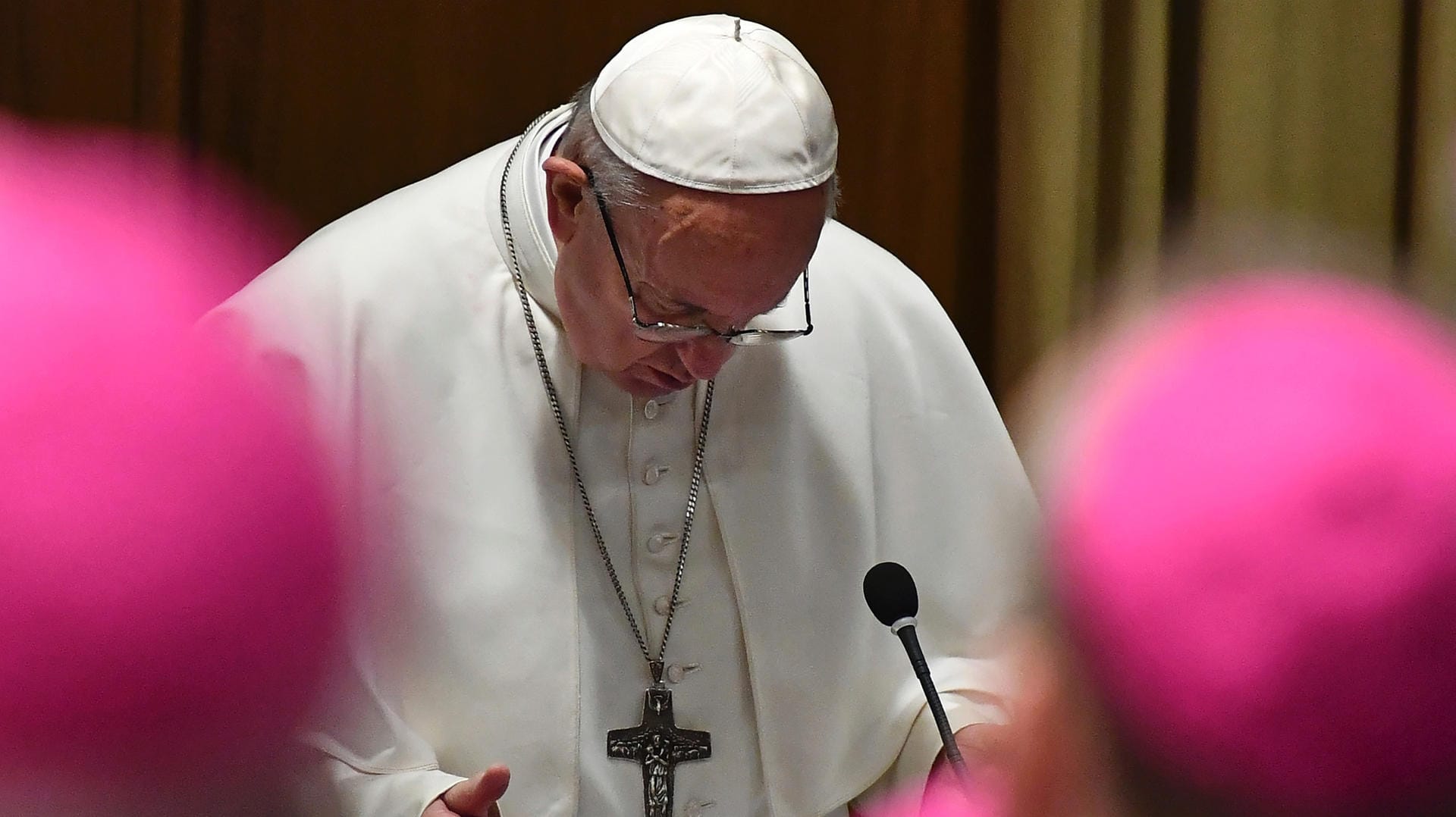 Seine Kirche steht unter Druck: Papst Franziskus betet bei der Eröffnung des Gipfeltreffens zum Thema Missbrauch. Seine Kirche steht unter Druck: Papst Franziskus betet bei der Eröffnung des Gipfeltreffens zum Thema Missbrauch.