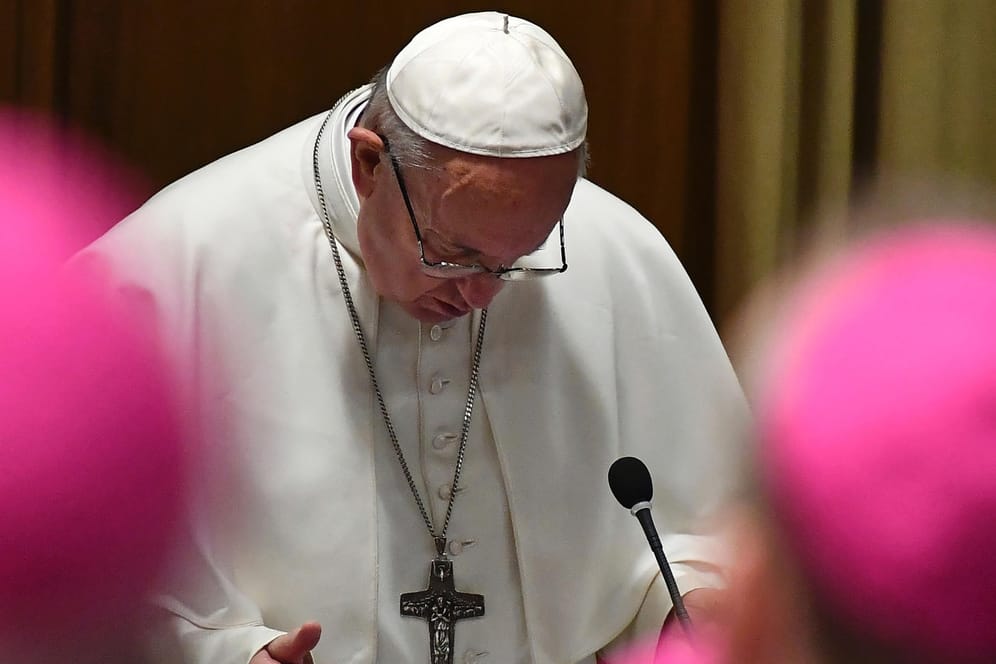 Seine Kirche steht unter Druck: Papst Franziskus betet bei der Eröffnung des Gipfeltreffens zum Thema Missbrauch.