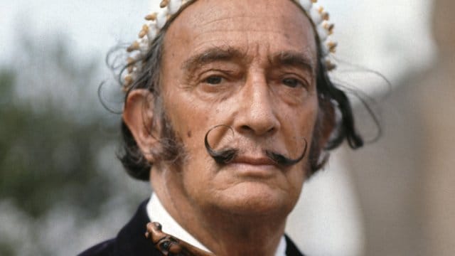 Der spanische Künstler Salvador Dali auf dem Gelände seines Wohnsitzes an der Costa Brava 1968.