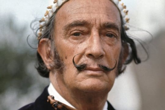 Der spanische Künstler Salvador Dali auf dem Gelände seines Wohnsitzes an der Costa Brava 1968.