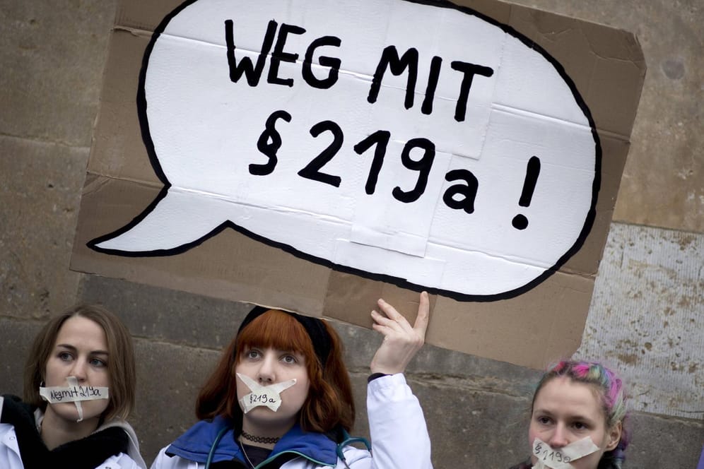 "Weg mit Paragraph 219a!": Frauen demonstrieren für die sexuelle Selbstbestimmung von Frauen.