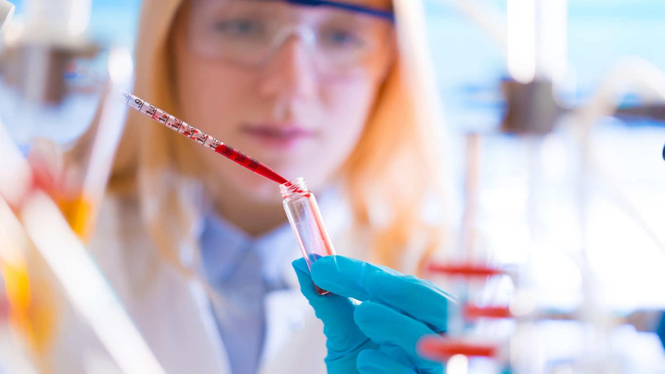 Test im Labor: Mit einem Bluttest können Forscher jetzt Brustkrebs nachweisen.