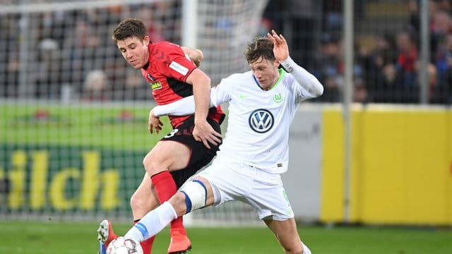 Wolfsburgs Wout Weghorst (r) musste das Training abbrechen.